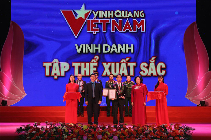 Cầu thủ Quang Hải, doanh nhân Johnathan Hạnh Nguyễn được vinh danh Vinh quang VN - Ảnh 1.
