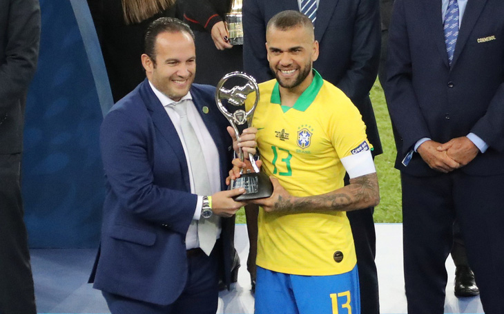 Alves tuổi 36 nhận danh hiệu 