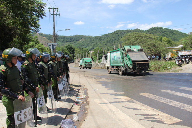 Đà Nẵng: Dân lại chặn đường vào bãi rác, công an phải vào cuộc - Ảnh 4.