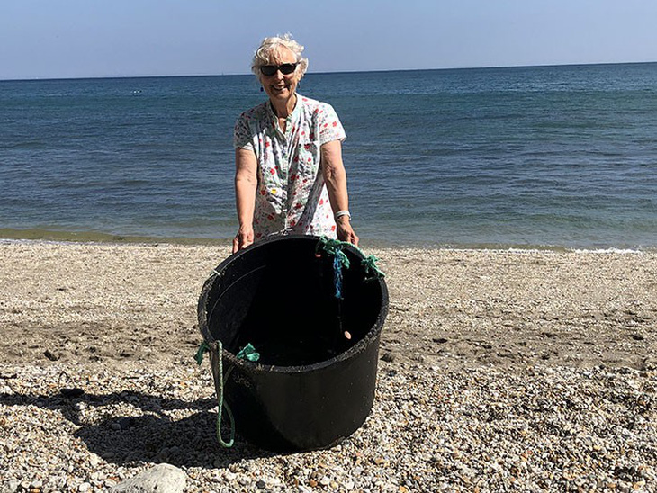 Nữ chiến binh rác 70 tuổi dọn rác 52 bãi biển - Ảnh 10.