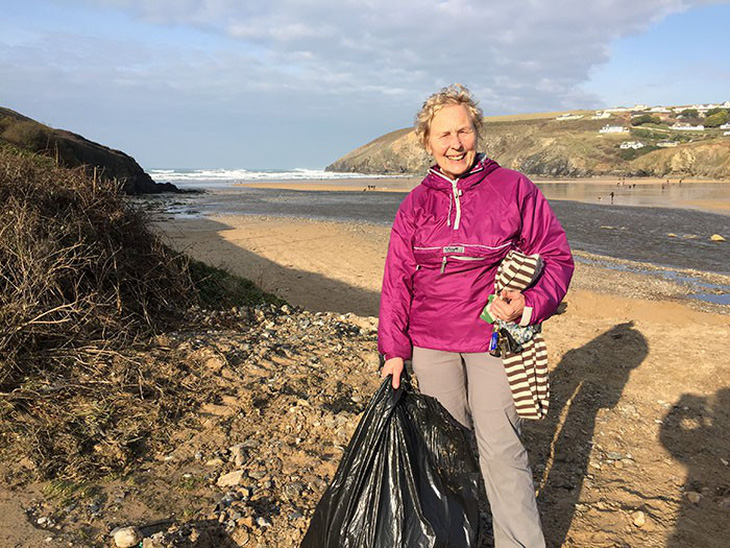 Nữ chiến binh rác 70 tuổi dọn rác 52 bãi biển - Ảnh 4.