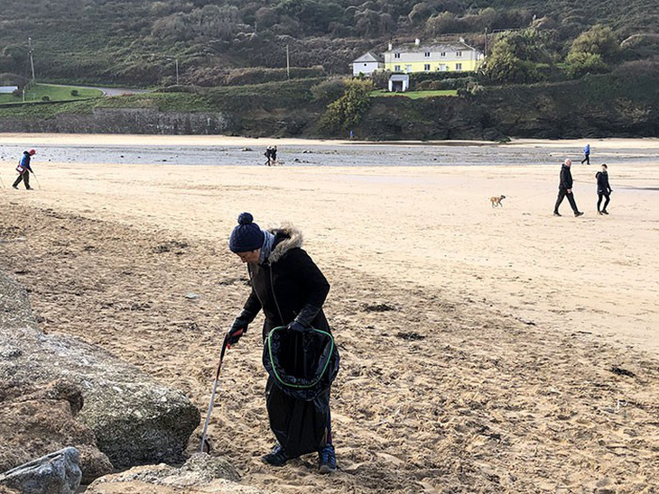 Nữ chiến binh rác 70 tuổi dọn rác 52 bãi biển - Ảnh 2.