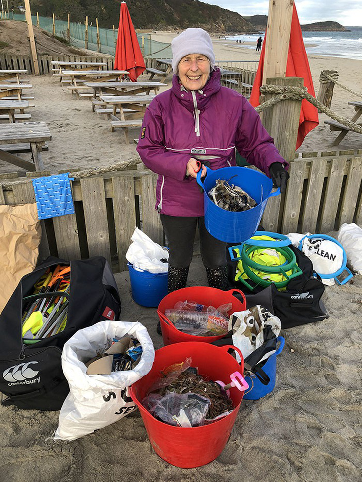 Nữ chiến binh rác 70 tuổi dọn rác 52 bãi biển - Ảnh 11.
