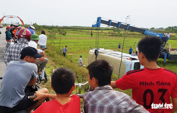 Nghi bị nữ công nhân nắm tay, tài xế làm xe mất lái lật xuống ruộng - Ảnh 1.