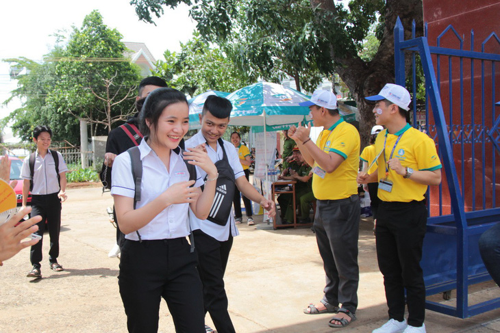 Hàng ngàn bài thi trắc nghiệm lỗi ở nhiều nơi - Ảnh 1.