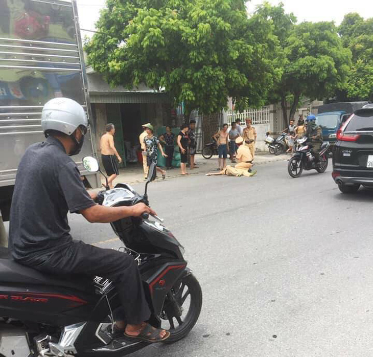 Nam thanh niên lái xe máy tông trực diện, hất văng chiến sĩ cảnh sát - Ảnh 3.