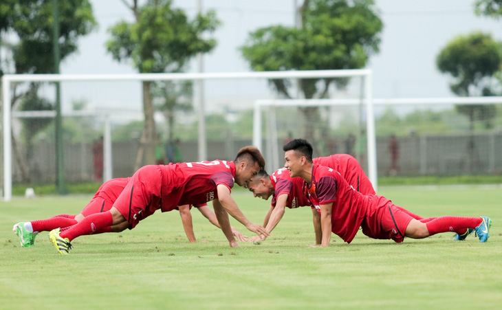 Tuyển thủ Nguyễn Tiến Linh: Chủ yếu làm quen người mới để chuẩn bị cho SEA Games - Ảnh 1.