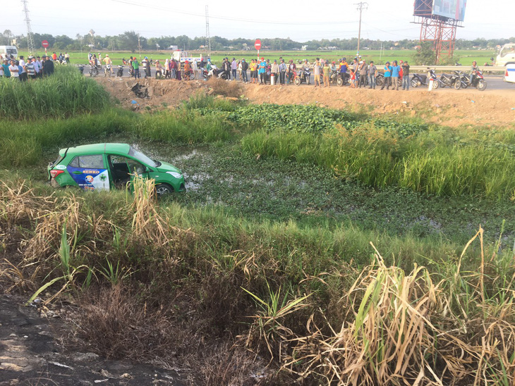 Tàu SE1 tông xe taxi Mai Linh văng hàng chục mét, 2 người chết, 3 bị thương - Ảnh 1.
