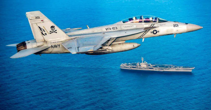 Tiêm kích F/A-18 của Hải quân Mỹ rơi, 7 người bị thương - Ảnh 1.