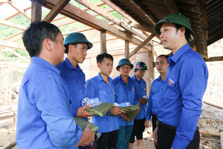 Hàng nghìn đoàn viên, thanh niên giúp dân dọn dẹp sau lũ - Ảnh 11.