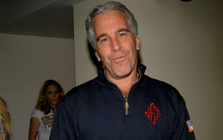 Tỉ phú Jeffrey Epstein treo cổ tự tử trong tù sau bê bối mại dâm trẻ em - Ảnh 1.