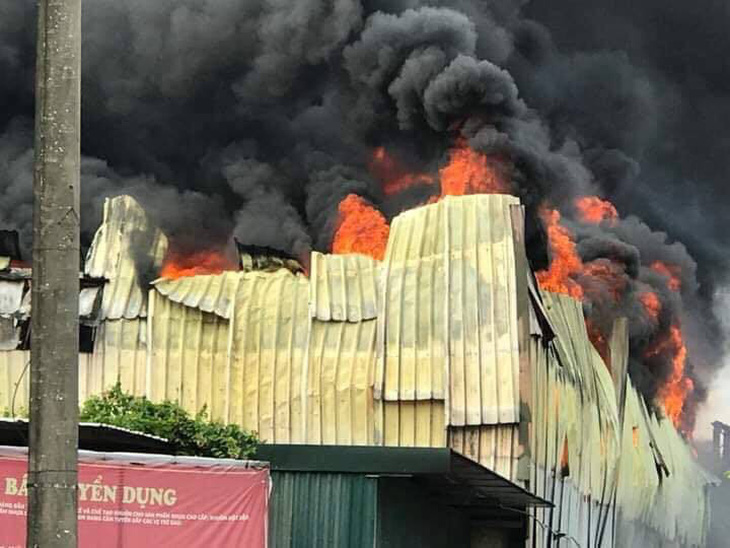 Cháy lớn tại Khu công nghiệp Sài Đồng gần Aeon Mall Long Biên - Ảnh 1.