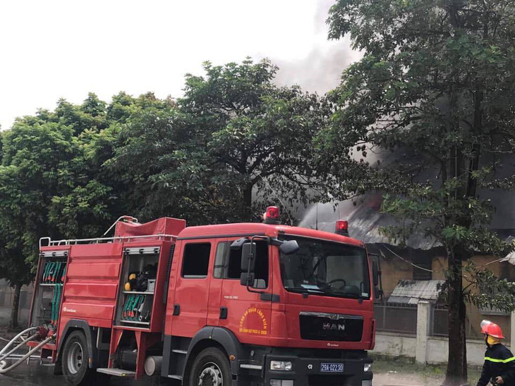 Cháy lớn tại Khu công nghiệp Sài Đồng gần Aeon Mall Long Biên - Ảnh 8.