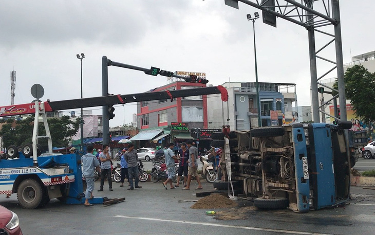 Video: Xe ben chở đá lật nhào trên đường Phạm Văn Đồng