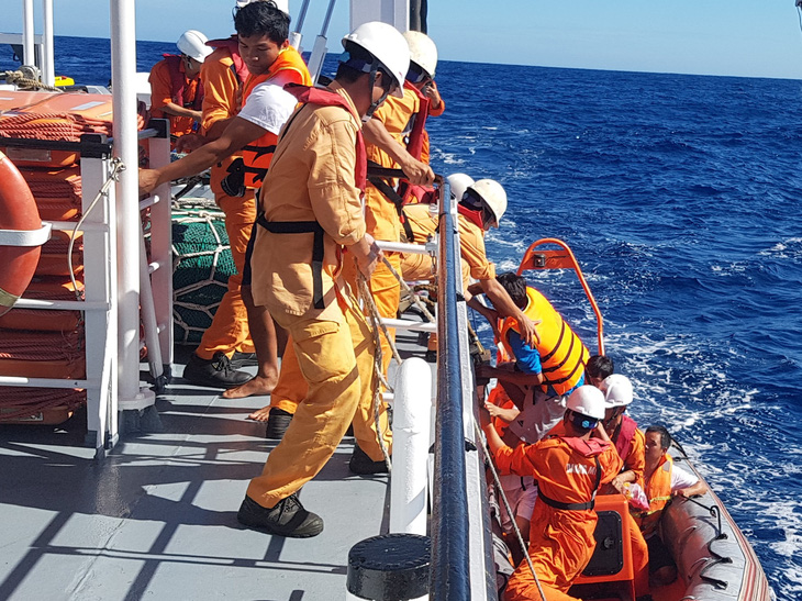 Cứu 6 ngư dân Quảng Bình bị nạn trên vùng biển Hoàng Sa - Ảnh 2.
