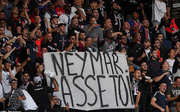 Neymar bị cổ động viên PSG gọi là ‘con hoang’