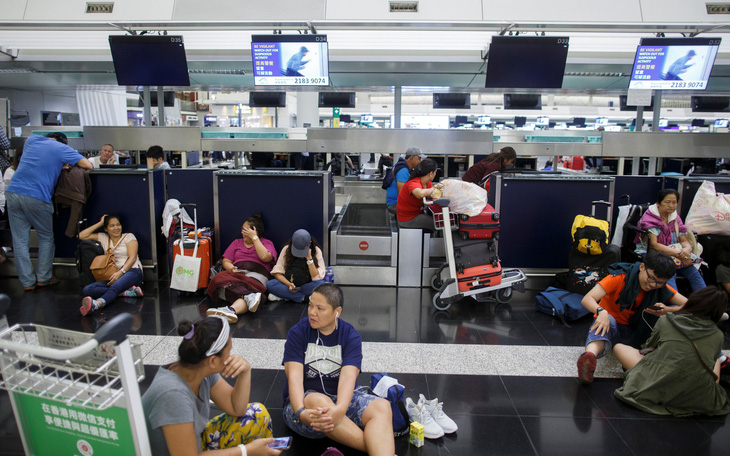 Sân bay Hong Kong tê liệt, Trung Quốc có cớ dùng Vịnh nước lớn