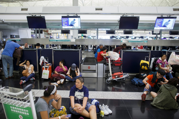 Sân bay Hong Kong tê liệt, Trung Quốc có cớ dùng Vịnh nước lớn - Ảnh 1.