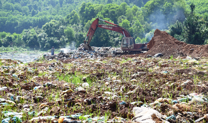 Quảng Nam: Dân ăn cơm phải bịt mũi vì mùi hôi thối từ bãi rác - Ảnh 1.