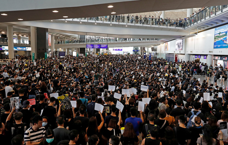 Hãng bay Hong Kong phải đuổi việc nhân viên tham gia biểu tình - Ảnh 2.