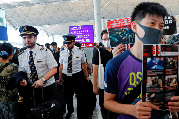 Hãng bay Hong Kong phải đuổi việc nhân viên tham gia biểu tình - Ảnh 1.