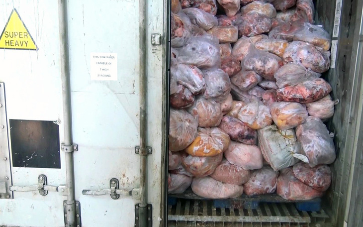 Niêm phong hơn 40 tấn thịt gà, heo không rõ nguồn gốc trong cơ sở giò chả
