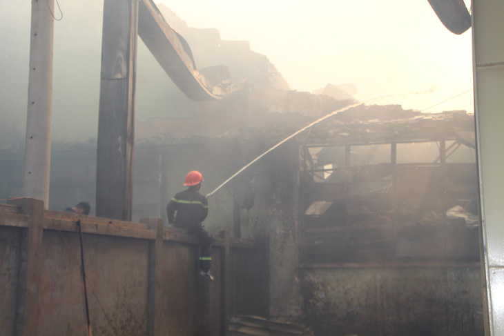 Cháy 8.000m2 kho xưởng ở Khu công nghiệp Phú Tài - Ảnh 3.