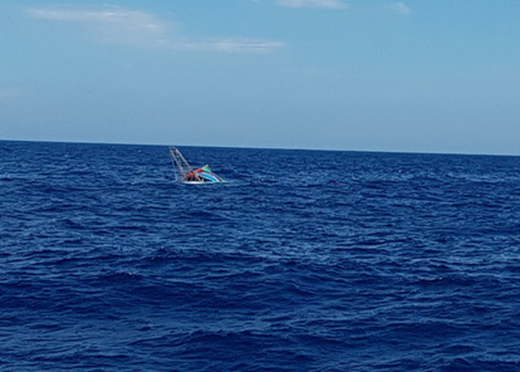 Cứu 6 ngư dân Quảng Bình bị nạn trên vùng biển Hoàng Sa - Ảnh 1.