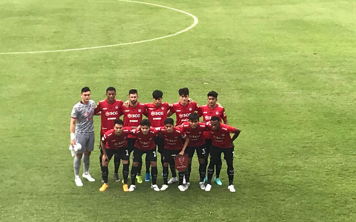 Để thủng lưới 2 bàn, Văn Lâm vẫn được chấm điểm cao nhất ở Muangthong United