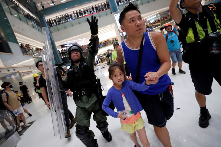 Hàng không, du lịch Hong Kong thiệt hại nặng vì biểu tình - Ảnh 2.