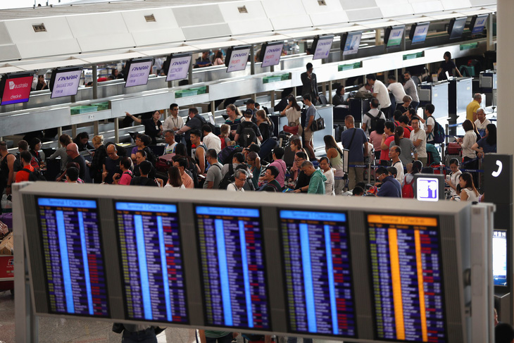Sân bay Hong Kong mở lại nhưng phải hủy hơn 200 chuyến bay - Ảnh 1.