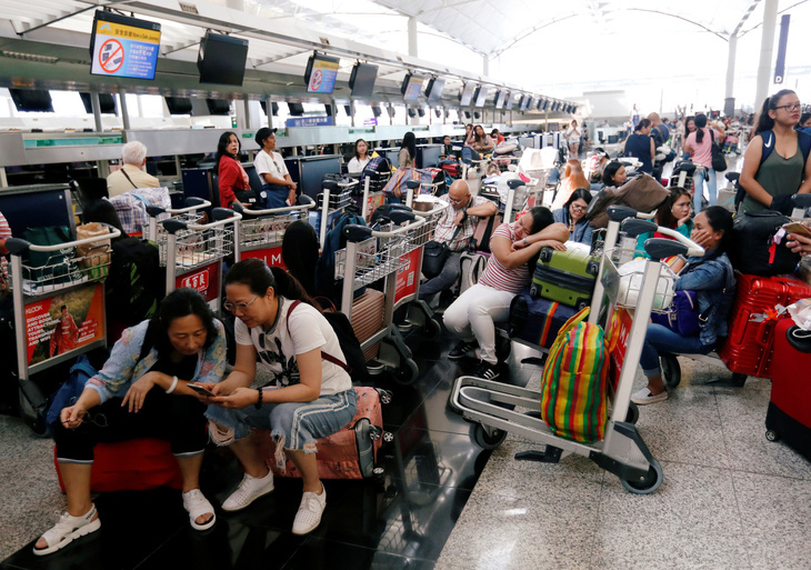 Sân bay quốc tế Hong Kong bị đình trệ nghiêm trọng - Ảnh 2.