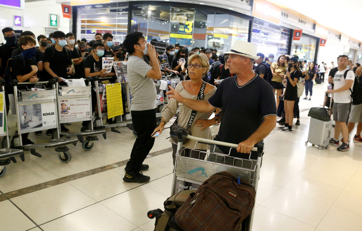 Sân bay quốc tế Hong Kong bị đình trệ nghiêm trọng - Ảnh 1.