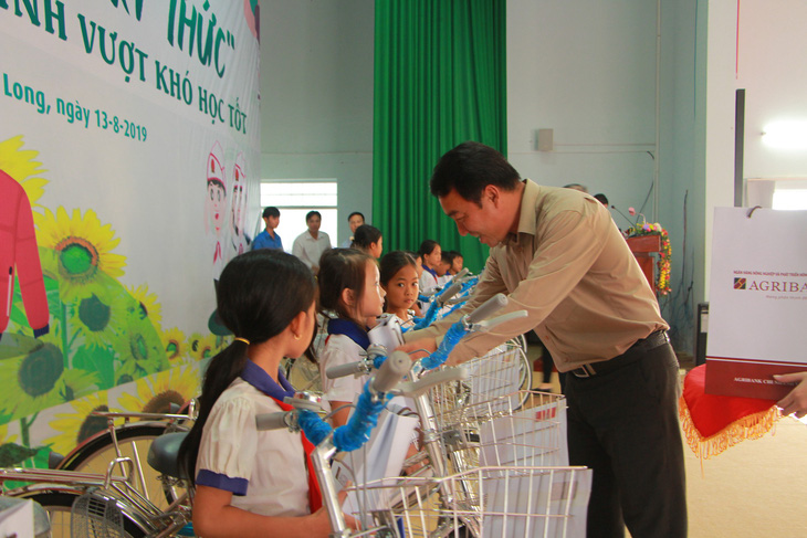 280 suất học bổng Gieo mầm tri thức cho học sinh nghèo Vĩnh Long - Ảnh 1.