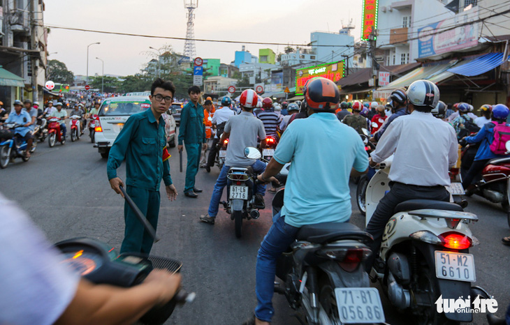 Ra đường nhường nhịn, giao thông thông thoáng - Ảnh 1.