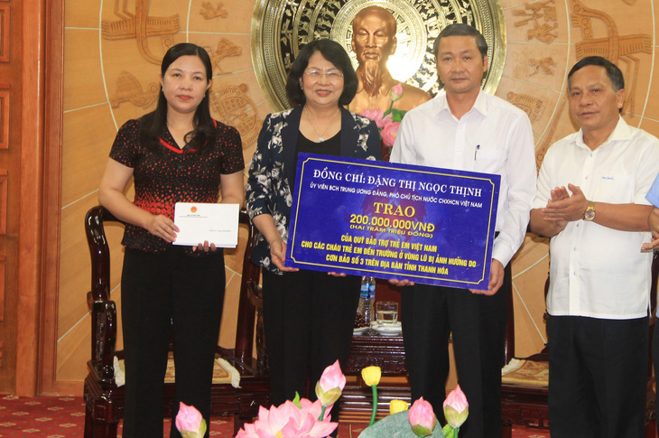 Phó chủ tịch nước Đặng Thị Ngọc Thịnh trao quà cho người dân vùng lũ Thanh Hóa - Ảnh 1.