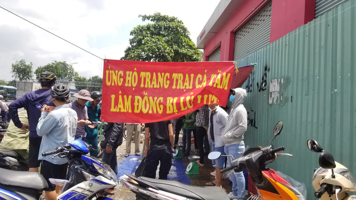 Tranh nhau mua cá tầm giải cứu trại cá Lâm Đồng trên vỉa hè TP.HCM - Ảnh 2.