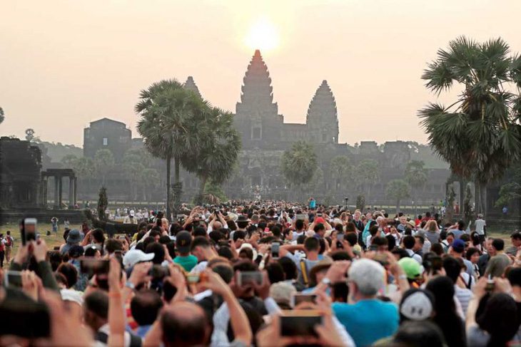 Campuchia cấm ăn uống trong khu đền Angkor Wat - Ảnh 2.