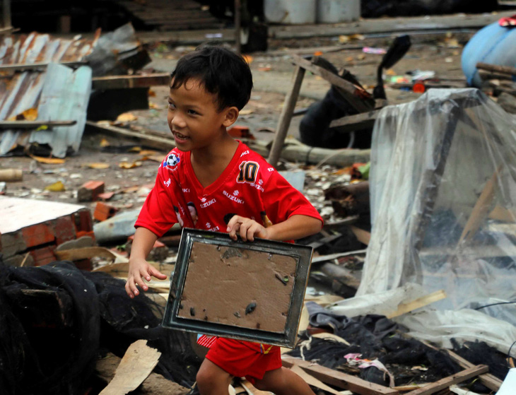 Học trò vùng mưa lũ chật vật vào năm học mới - Ảnh 1.