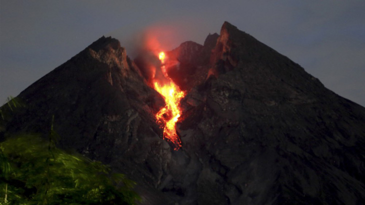 Indonesia cấm các hoạt động gần núi lửa Merapi - Ảnh 1.