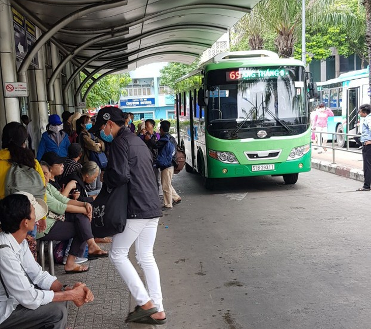 Văn hóa xe buýt: Nói hoài, nói mãi, nói đến bao giờ? - Ảnh 1.