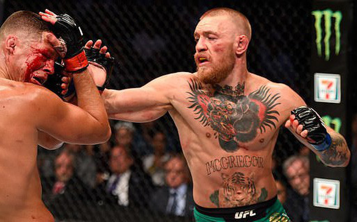 Võ sĩ UFC McGregor bị lên án vì đấm cụ già từ chối lời mời rượu