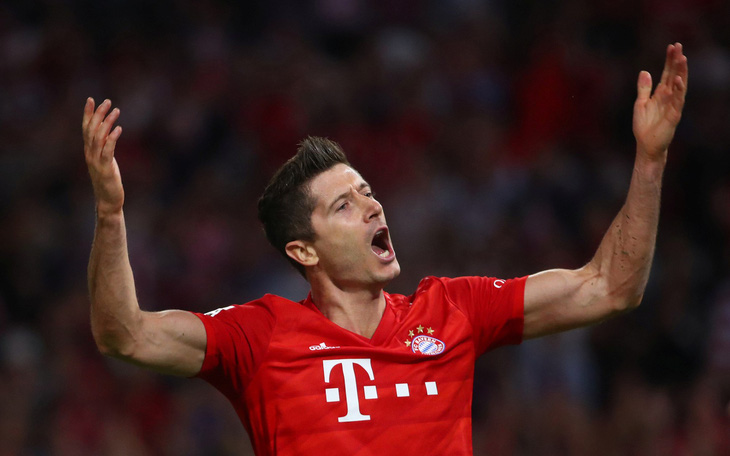 VAR và Lewandowski giúp Bayern Munich thoát thua trước Hertha Berlin