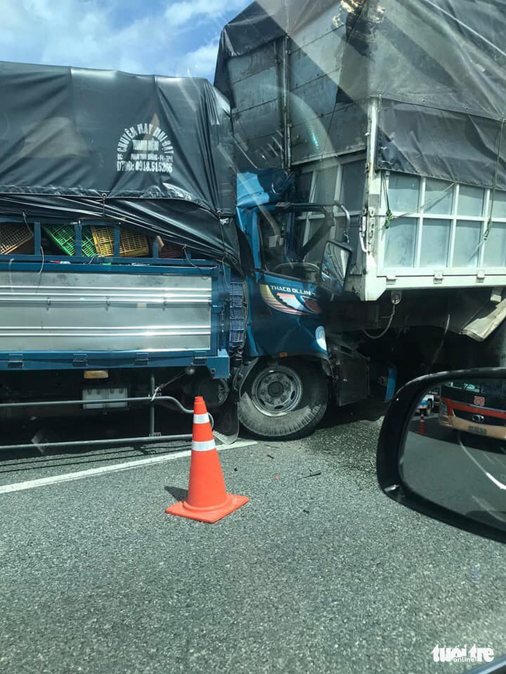 Húc đuôi xe tải đậu trên cao tốc Trung Lương, tài xế chết ngay trên cabin - Ảnh 2.