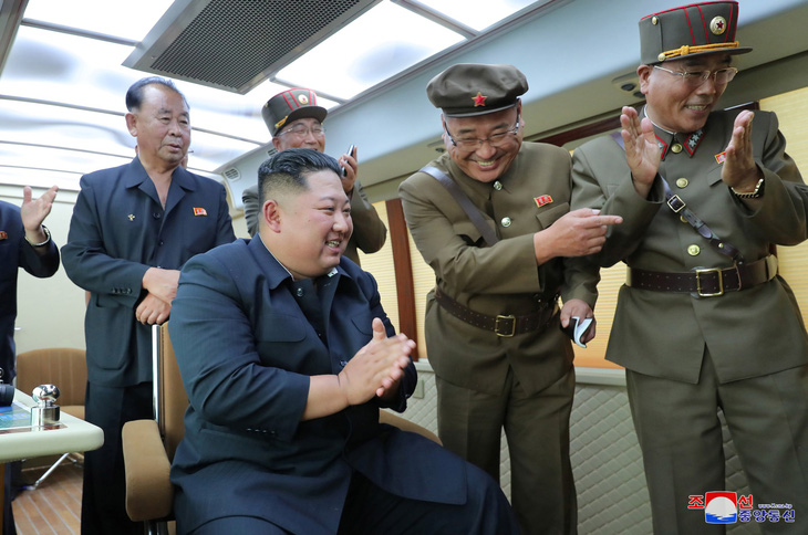 Ông Kim Jong Un lại đích thân giám sát vụ phóng thử tên lửa mới nhất - Ảnh 1.