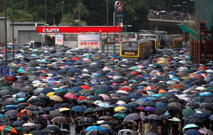 Hàng chục ngàn người Hong Kong mang dù xuống đường - Ảnh 1.