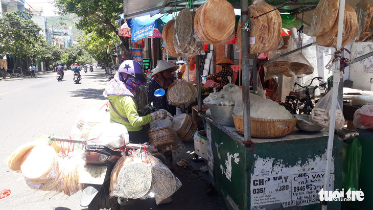 Tiểu thương bới tìm từng bao muối, bịch xà bông... trong tàn tro khu chợ cháy - Ảnh 6.