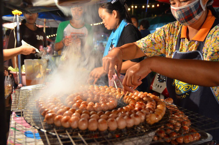 Thái Lan làm sạch thức ăn đường phố để hút du lịch - Ảnh 2.
