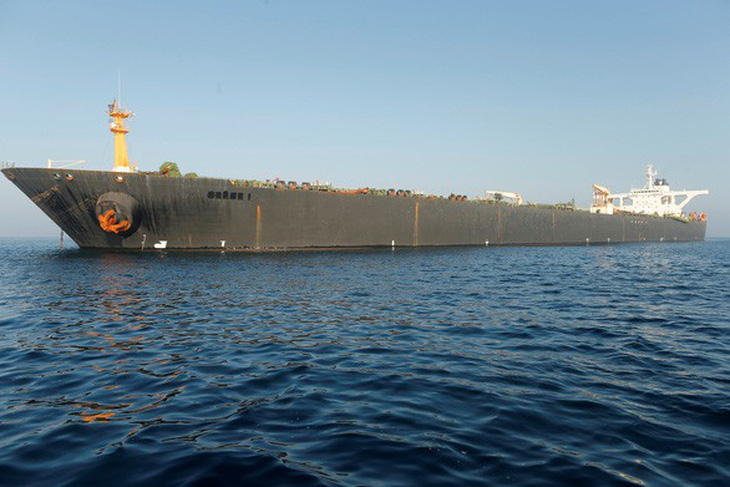 Mỹ đòi bắt giữ, tàu dầu Iran vẫn ung dung rời Gibraltar - Ảnh 1.