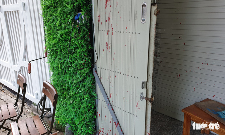 Một gia đình ở TP.HCM lại bị ‘khủng bố’ bằng sơn, mắm tôm - Ảnh 4.